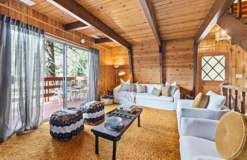 Pet & Kid Friendly Cozy Cabin, BBQ, Firepit, Outdoor Dining, Forest Views - Photo 18