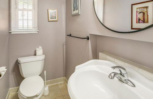 Arlington Townhome with Furnished Patio! - Photo 15