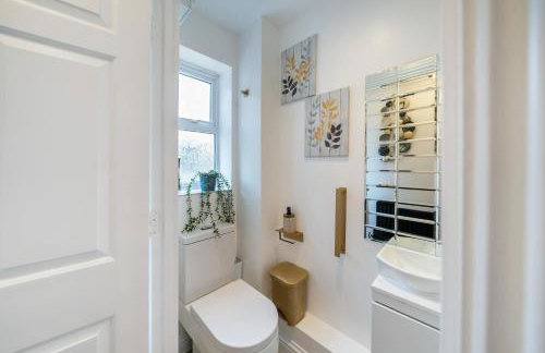 5 Min to Heathrow & Uxbridge Station with Parking - Photo 22