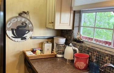 Entire 2br 2ba hilltop view home Sleeps 8 pets 4 acres Jacuzzi Central AC Kingbeds Office Free WiFi Parking Full Kitchen Refrigerator Washer Dryer Furnished Three 3 Large Sunset Dining Patios Grill Stovetop Oven Hiking Wildlife Firepit Quiet very Secluded - Foto 10