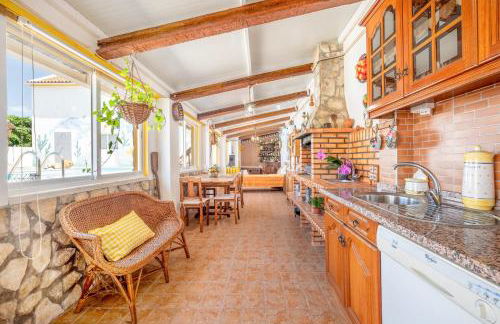 Eclectic oasis with poolside charm in Arranhó - Foto 9