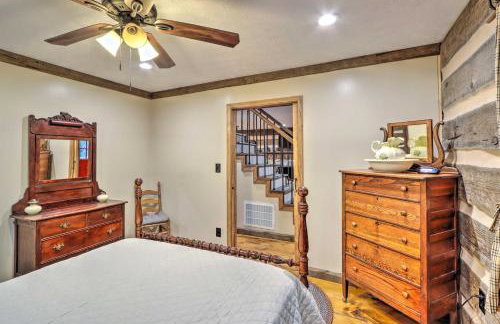 Cozy Creekside Mountain Escape w/ Hot Tub! - Foto 14