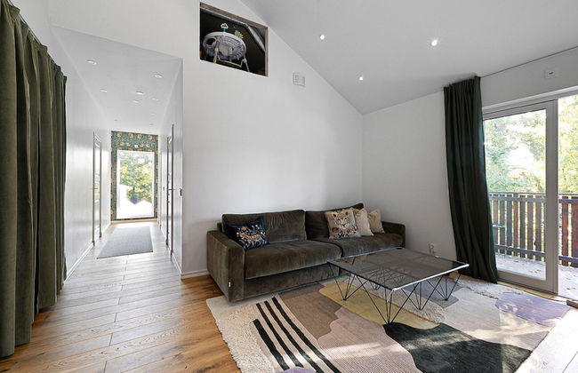 Modern Villa With Jacuzzi - Photo 15