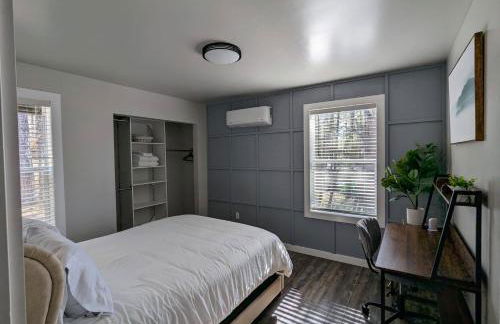 Pinetop Getaway with Sunset Deck & Fire Pit Table - Foto 5