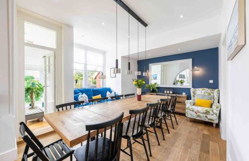 The Lymington Hub Slps 13 hot tub/chef/spa - Photo 1