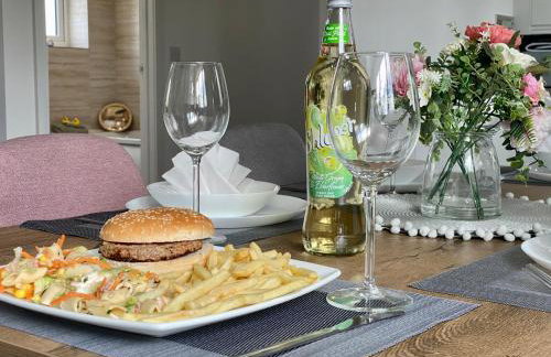 Beautiful & Spacious with 2 Free Parking Spaces - SRK Accommodation - Photo 15