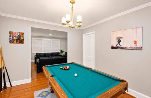 Stately 5BR Historic Retreat - CozySuites - Foto 9