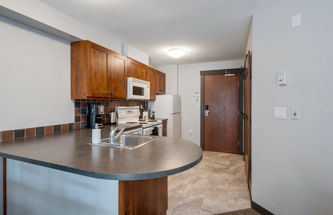 LARGE Studio | Ski In/Out | Pool & Hot Tubs | Central Upper Village Location - Photo 6