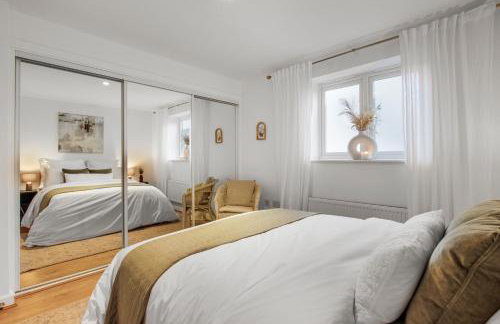 Stylish 2-Bed Apartment - Easy Access to London - Photo 7