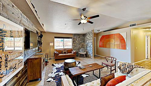 Rawhide Ranch - Walk to Pappy and Harriet's with Hot Tub! home - Foto 5