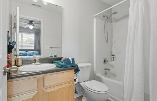 Entire home in prime Raleigh with community pool, dog park and golf course - Photo 28