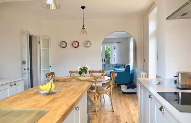 Charming Seaside Cottage - 5-min Walk to Beach - Photo 2