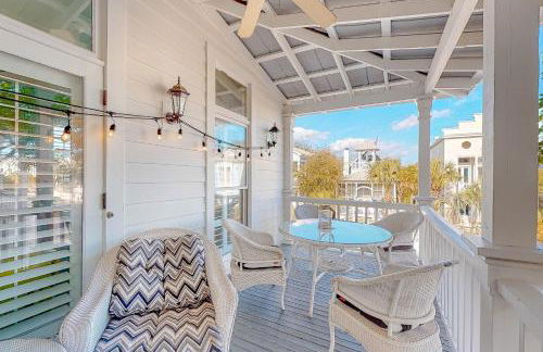 Charleston-style cottage w/ lovely decks, steps to the beach & pools - Foto 25