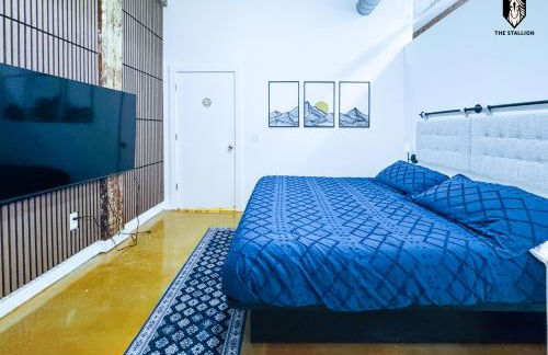 The Stallion #103 - Walk to Attractions - Modern 2BD Loft in Downtown with Patio - Foto 12