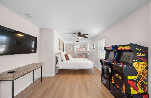 Stylish Home with game room, deck, and canal access - Foto 22