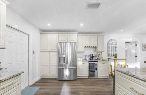 Stunning Gem Home w Heated Salt Pool & Game Room - Foto 25