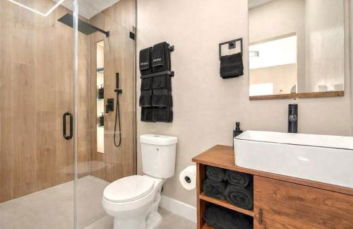 Luxury Miami Pool House Private Backyard Oasis Near Wynwood and Miami International Airport - Photo 18