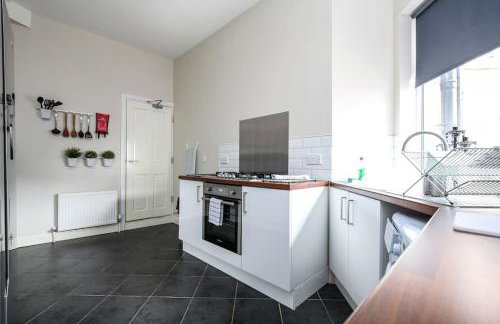 5 bedroom house, free parking, near football, sleeps 8 - Photo 26