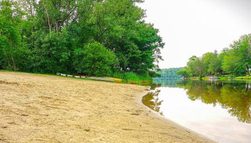 Becket Home with 3-Season Porch Walk to Lake Access - Foto 3