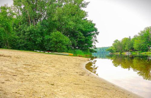 Becket Home with 3-Season Porch Walk to Lake Access - Foto 3