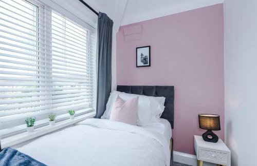 Classic 4 Bedroom House in Wirral with WiFi & Parking Sleeps 9 by PureStay - Foto 18
