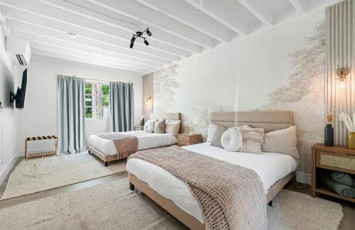 Deluxe Waterfront Villa with BBQ, Pool and Game Room - Photo 19