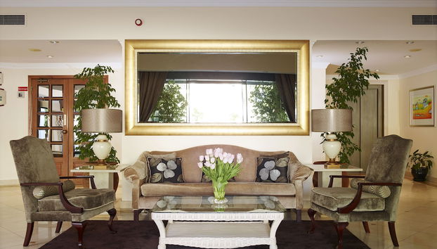 Coin salon dans le hall