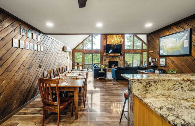 Sky View Chalet by Avantstay Stunning Interior, Spacious Deck, Hot Tub, & View - Photo 12