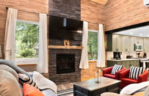 Luxe Chalet at Rainier Entrance with Hot Tub-AC-WiFi - Photo 1