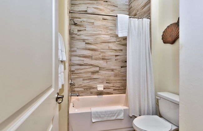 Amalfi Vacation Rental: Stylish 3-BR Retreat Steps from Vanderbilt Beach. Relax by the Private Pool and Enjoy Modern Amenities. Ideal for Families with Easy Access to Mercato and Local Attractions - Foto 2