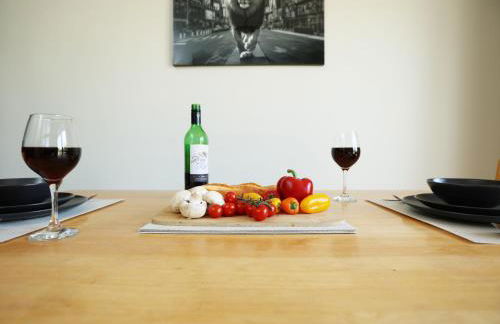 Homely ! Perfect for Contractors and Guests with Private off street parking - Foto 48