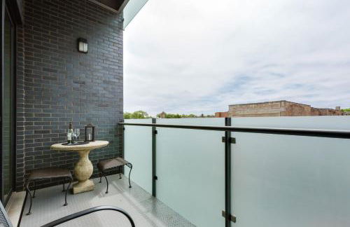Designer 3BR with Balcony & Elevator on Clark! apts - Photo 24