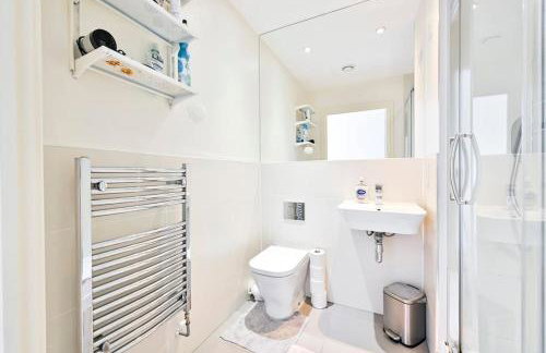 Stylish 2 bed 2 bath apt in Wembley - Foto 34