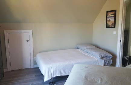 Sunkissed 3BR beach getaway - dog-friendly fenced yard, firepit, glimpse ocean views, near beach access, sleeps 8 - Foto 22