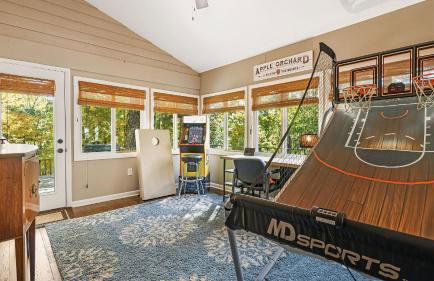 Cabin in the Sky by Avantstay Deck w/ Views - Foto 8