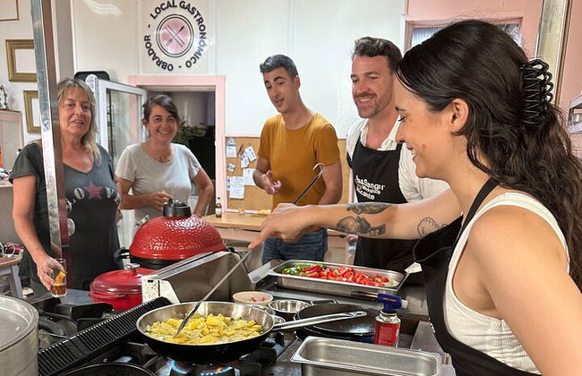 Cours de cuisine de tapas espagnoles avec musique live à la guitare - Photo 1