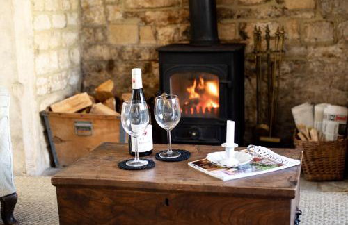 Gleneda Cottage - a renovated, traditional Cotswold cottage full of charm with fireplace and garden - Photo 14