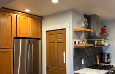 Charming 1920s Retreat Modern Kitchen 5 minutes to Dining and Med District - Foto 11