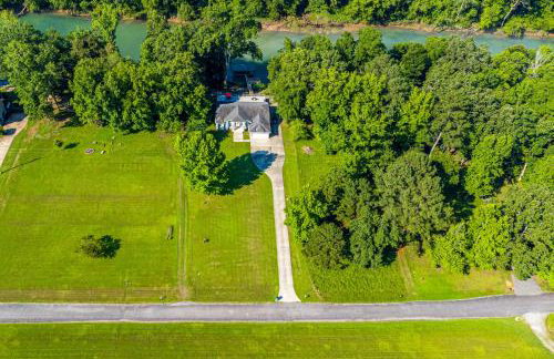 Riverfront Retreat with Fire Pit and Deck - Foto 45