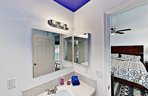 Rawhide Ranch - Walk to Pappy and Harriet's with Hot Tub! home - Foto 15