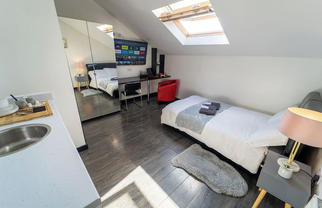 Studio Available Close to Queen Elizabeth Hospital - Photo 1