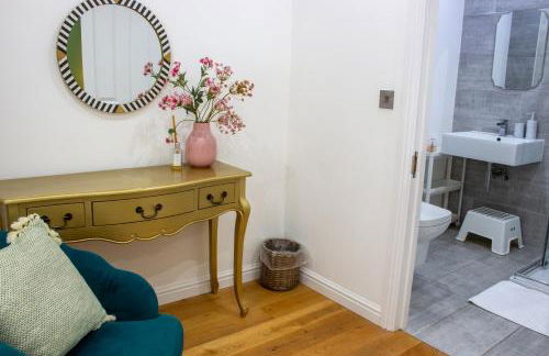 Spacious 4BR house, 2 en suites with garden & on-site parking - Foto 8