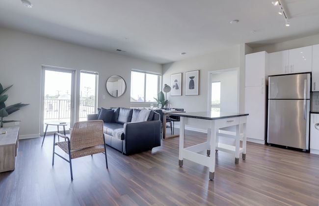 Spacious 2BR Apt with Den W Balcony - Foto 23