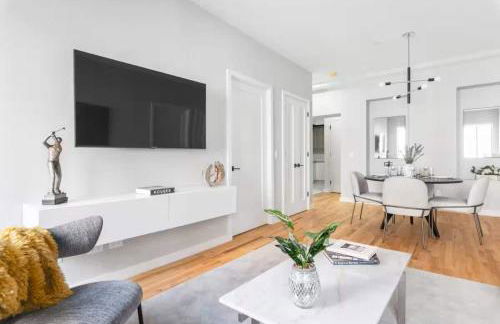 Top Notch 2BR & 2BA Suite Minutes to Central Park - Photo 4