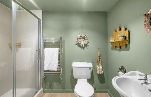 Luxury Plymouth Work & Stay House - Photo 15