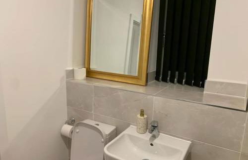 Spacious Entire 4 Bed House With 2 Free Parking Bays Early Check-in Late Check- Out Allowed - Foto 9