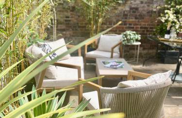 Chic Marlow Escape - Courtyard, River and Fun! Near Windsor and Henley - Photo 17