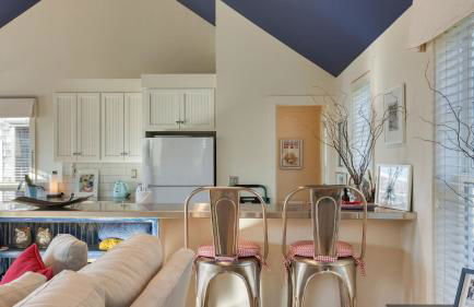 Beachside Retreat w Hot Tub Balcony Dining Blue-Ceiling Charm Sea Cured by AvantStay - Photo 11