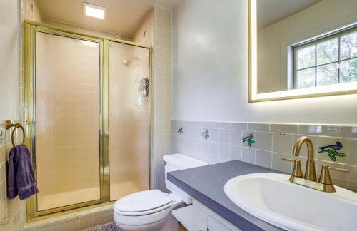 Riverfront Gem with Fire Pit in Eden - Foto 15