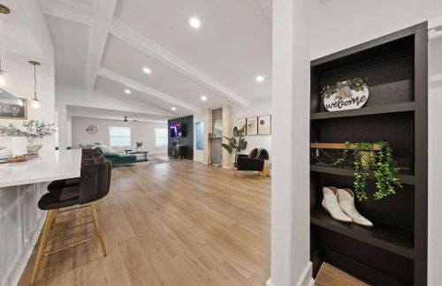 Spacious 6 Bed House near Airport, Pet-Friendly, Close to AFB - Photo 9